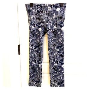 Gap Fit gfast capris - blue floral print
